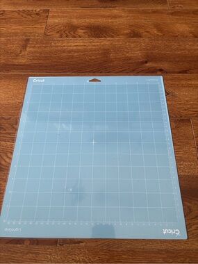 Cricut LightGrip Cutting Mat - Light Blue